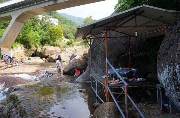 계곡에 설치된 평상(자료:기사와 관계없는 지역)
