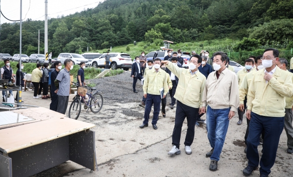 [사진뉴스] 이낙연 더불어민주당 20대 대선 후보가 지잔 9일 김영록 전남지사와  전라남도 해남, 진도 등 수해현장을 점검하고 있다.(사진=이낙연 후보실)