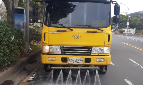 도로살수차량-도로청소 및 미세먼지저감효과 (사진=제주시 제공)