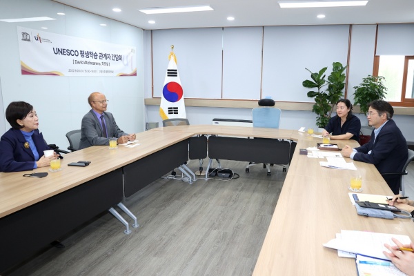 (오른쪽부터)이동환 고양특례시장, 유네스코 평생학습연구소 데이비드 아초아레나 소장(사진=고양시청)