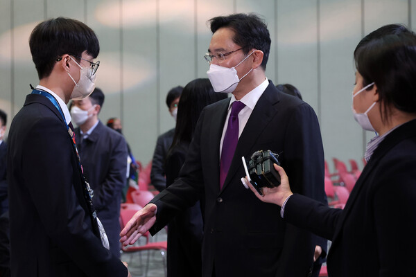 17일 경기도 고양시 킨텍스에서 열린 '2022년 국제기능올림픽 특별대회 고양' 폐회식에 참석한 이재용 삼성전자 부회장(가운데). /사진=삼성전자