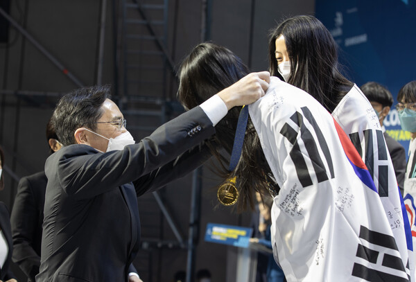 17일 경기도 고양시 킨텍스에서 열린 '2022년 국제기능올림픽 특별대회 고양' 폐회식에 참석한 이재용 삼성전자 부회장이 수상자에게 메달을 걸어주고 있다. /사진=삼성전자