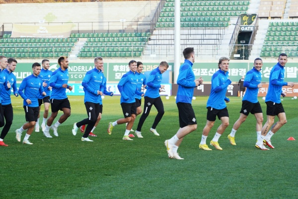 아이슬란드 대표팀의 국내 훈련지로 김포FC 솔터축구장에서 후련을 하고 있다./사진=김포시청