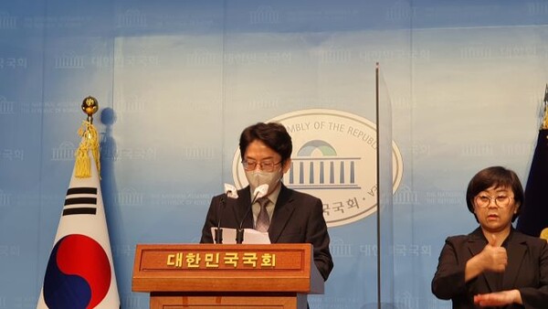 국회사무처 정환철 공보기획관은 28일 오전 11시에 국회소통관에서 11월 5주차 국회 정례브리핑을 하고 있다.(사진=이제항 선임기자)