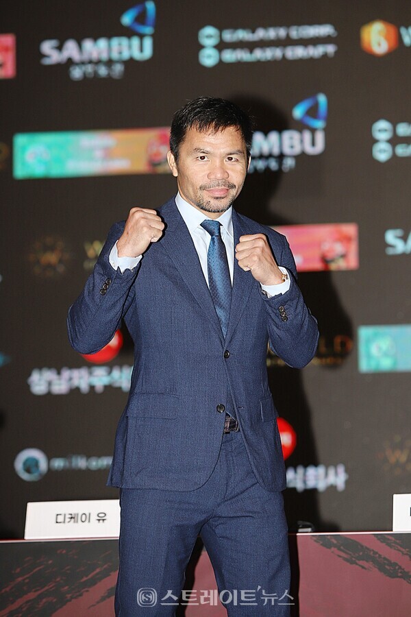 ▲지난 9일(금) 경기도 고양시 일산 킨텍스에서 열린 매니 파퀴아오 vs 유대경 ‘스페셜 매치’ 기자회견에서 필리핀 복싱 영웅 매니 파퀴아오(Manny Pacquiao)가 카메라를 향해 포즈를 취하고 있다. / 양용은 기자 taeji1368@naver.com