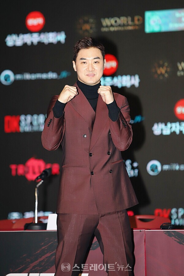 ▲지난 9일(금) 경기도 고양시 일산 킨텍스에서 열린 매니 파퀴아오 vs 유대경 ‘스페셜 매치’ 기자회견에서 한국의 무술가 유대경(DK YOO)이 카메라를 향해 포즈를 취하고 있다. / 양용은 기자 taeji1368@naver.com