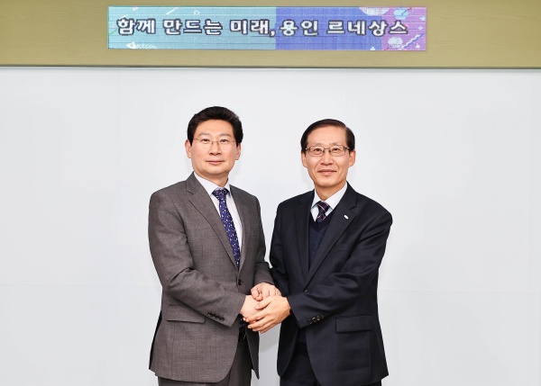 이상일 용인특례시장이 조현재 국민체육진흥공단 이사장과 기념촬영을 하고 있다/사지=용인시청