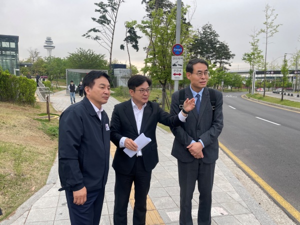 원희룡 국토교통부 장관과 김병수 김포시장이 김포골드라인 김포공항역 앞에서 퇴근길 시민들의 탑승 상황을 살피며 퇴근 시간대 혼잡률을 파악하고 긴급 투입될 버스노선 등을 점검하고 있다./사진=김포시청