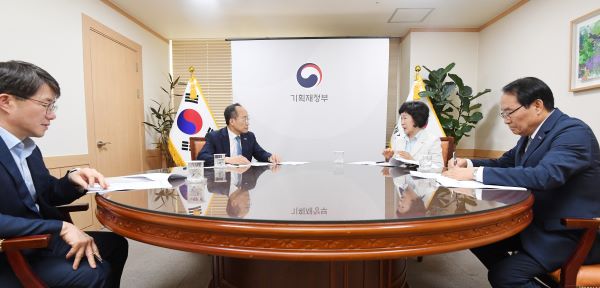 ▲추경호 경제부총리 겸 기획재정부 장관이 지난 9일 정부서울청사에 열린 소상공인연합회와의 간담회를 하고 있다.(사진=연합뉴스)