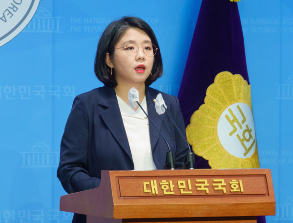 용혜인 국회의원이 18일 오전 10시 40분 국회소통관 기자회견을 통해 재난의 심각성조차 이해하지 못한 윤 대통령은 책임을 통감하며 사과해야한다면서 대통령은 책임을 전가하거나 은폐하지 말고 국가 재난 컨트롤타워로서의 책임을 다할 것을 촉구하고 있다