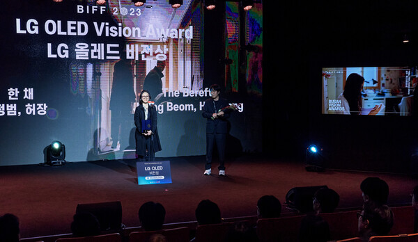제28회 부산국제영화제에서 LG전자의 2023년형 LG 올레드 에보(오른쪽)가 수상작을 소개하고 있다. LG전자 제공