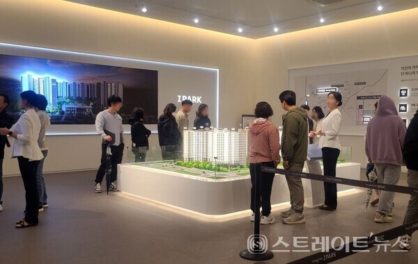 전북 익산 부송지구에서 분양 중인 HDC현대산업개발의 '부송 아이파크' 모델하우스 내 방문객. (사진 : 김화집 선임기자)