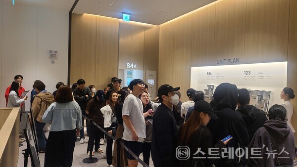 ​'익산 부송 아이파크'의 모델하우스 내 유닛 방문객. (김화집 선임기자)​