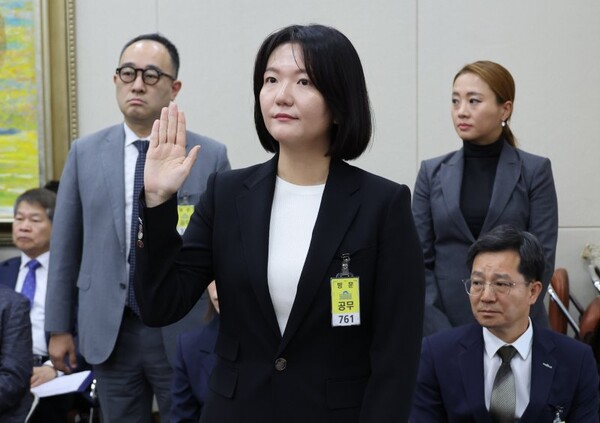 최수연 네이버 대표가 지난해 10월 26일 국회 정무위원회 국정감사에 출석해 증인선서를 하고 있다. 연합뉴스