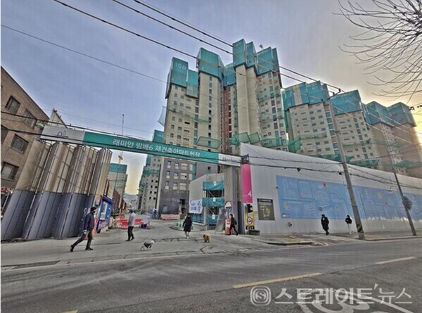 지난 4일 일반공급 청약에서 평균 경쟁률 151.6 대 1을 기록하며 1순위 마감한 삼성물산의 ‘래미안 원페를라’ 건설 현장 ⓒ스트레이트뉴스(김태현 선임기자)