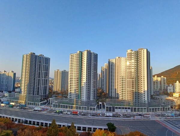 지난해 준공 이후 분양 시기를 저울질하다 1･2순위 청약에 나섰지만, 1%에도 미치지 못하는 경쟁률을 보여, 시공사가 94.7%의 잔여 세대를 악성 미분양으로 떠안은 지방 소재 아파트 단지 ⓒ스트레이트뉴스(김태현 선임기자)