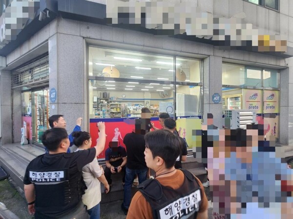 목포해경이 외국인 마약사범을 8개월 잠복 끝에 검거하고있다.(사진=목포해경)