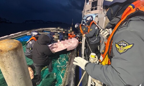 목포해경이 응급환자를 경비정을 이용해 육지로 긴급 이송하고있다.(사진=목포해경)