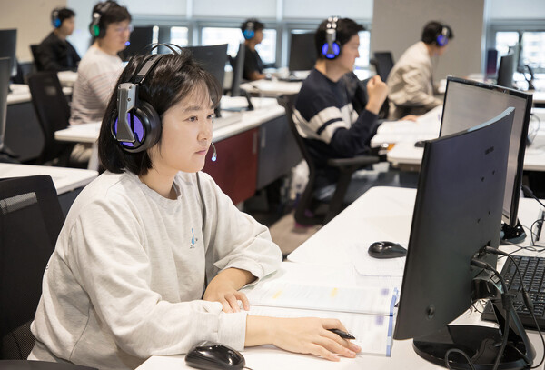 지난해 하반기 공채 응시자들이 삼성전자 인재개발원에서 삼성직무적성검사(GSAT)를 준비하고 있다. 삼성전자 제공