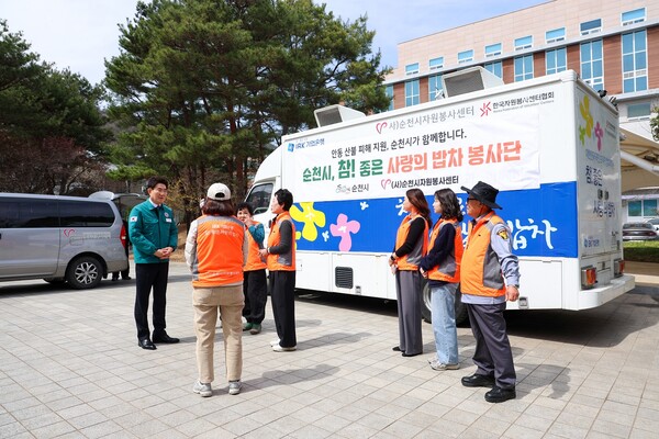 노관규 순천시장이 사랑의 밥차 자원봉사자들을 격려하고 있다. (사진=순천시)