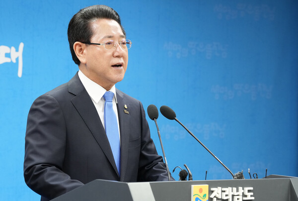 김영록 전남도지사가 4일 도청 브리핑룸에서 윤석열 대통령 탄핵 인용에 따른 대도민 담화문을 발표하고 있다. (사진=전라남도)