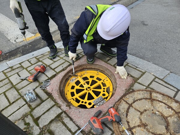 해남군이 맨홀 뚜껑 추락방지시설을 설치하고 있다. (사진=해남군)