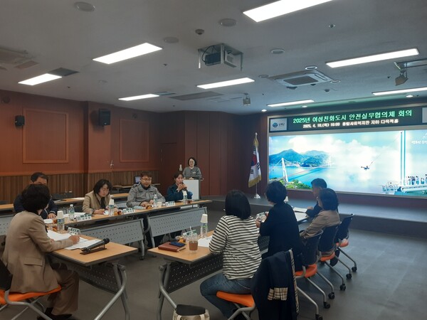 남해군이 여성친화도시 여성일자리 및 안전실무협의체 정기회의를 열고 2025년 추진계획을 논의하고 있다. 남해군 제공
