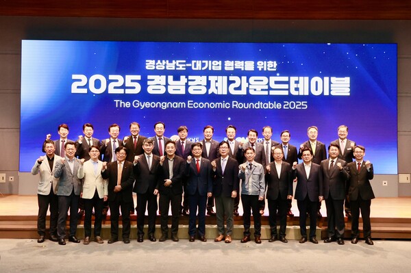 23일 창원컨벤션센터에서 열린 ‘2025 경남 경제 라운드테이블’ 에서 박동식 사천시장과 박완수 경남도지사, 강구영 KAI 대표이사 및 관계자들이 지역 상생을 위한 3자 협약을 체결하고 기념촬영을 하고 있다. 사천시 제공