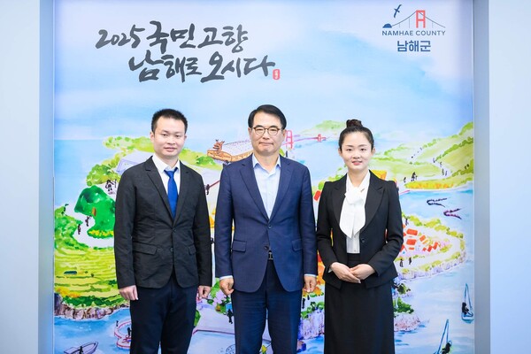 남해군과 자매결연을 맺고 있는 중국 둔황시와 이양시 공무원이 남해군으로 파견되어 6개월간 행정 연수를 실시한다. 사진은 (왼쪽부터)중국 이양시 공무원 자오샹린, 장충남 남해군수, 둔황시 공무원 리우팅팅의 모습. 남해군 제공