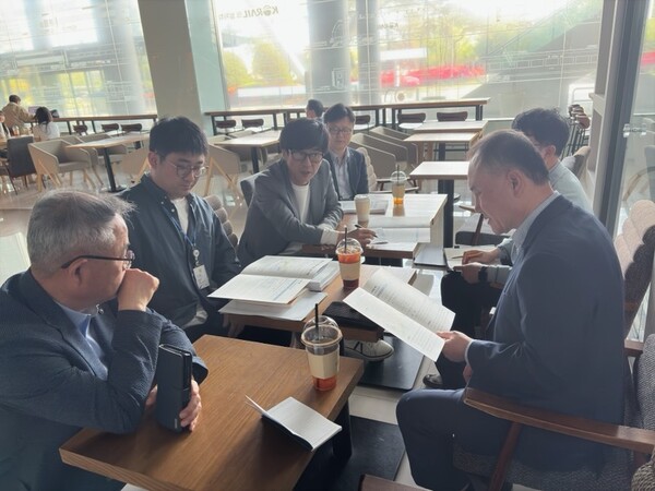 하동군과 경상남도 관계자들이 25일 코레일 본사를 방문해 경전선 KTX-이음 하동역 정차를 요청하며 건의문과 타당성 용역보고서를 검토하고 있다. 하동군 제공