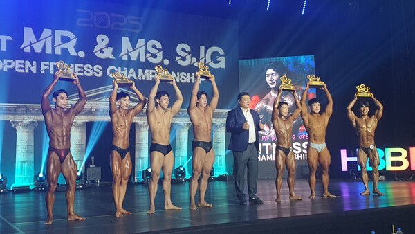 하동군 섬진감 전국 피트니스 대회에서 수상자들이 트로피를 들고 기념촬영을 하고 있다. 하동군 제공