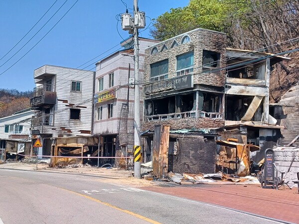 소방대원들이 친 방재선을 뚫고 날아든 불똥에 내부가 전소된 영덕군 경정1리 상업시설들. 김태현 기자