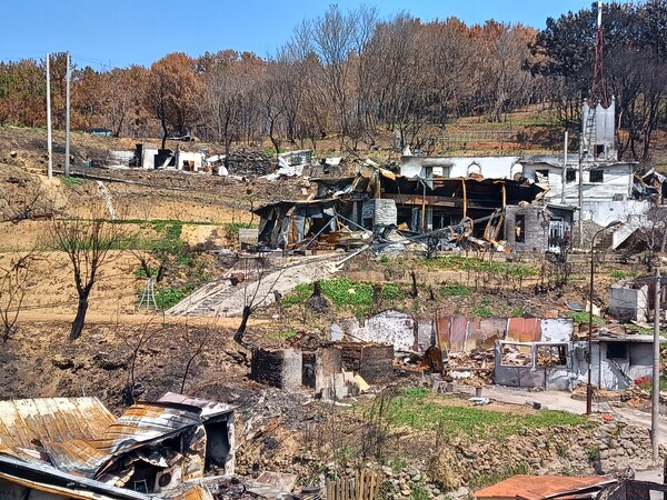 산불로 마을 하나가 거의 전소되다시피한 영덕군 석리마을. 위쪽으로 피해를 입은 종교시설이 보인다. 김태현 기자