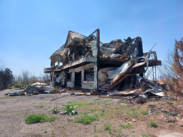 주변에 나무가 많지 않고 도로 옆에 위치해 있음에도 전소된 펜션. 이번 화재 당시 경량철골조 건물이 특히 취약했다. 김태현 기자