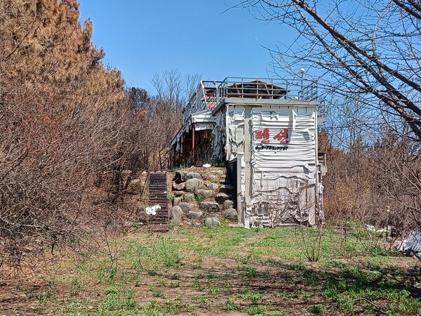 콘트리트로 지어져 무너지지는 않았지만, 외장재가 녹아내린 펜션. 김태현 기자