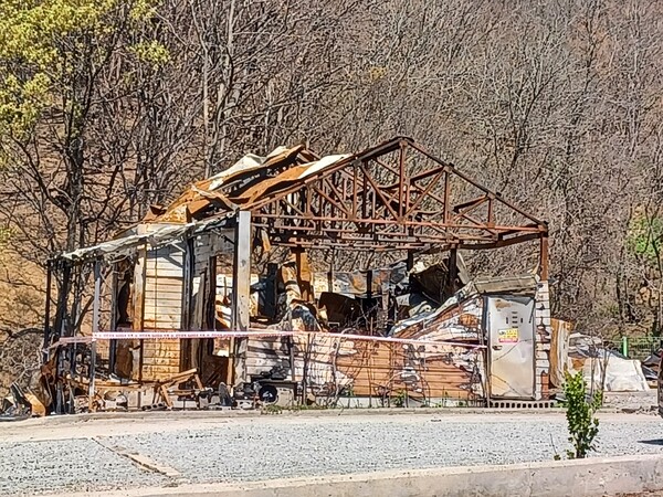 경량철골조에 샌드위치 패널로 지어져 전소한 펜션의 한 방갈로. 김태현 기자