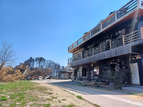 나무가 거의 없는 고갯마루 정상에 자리 잡고 있었음에도, 날아든 화염으로 부속건물 3채가 모두 전소한 중형 펜션. 김태현 기자