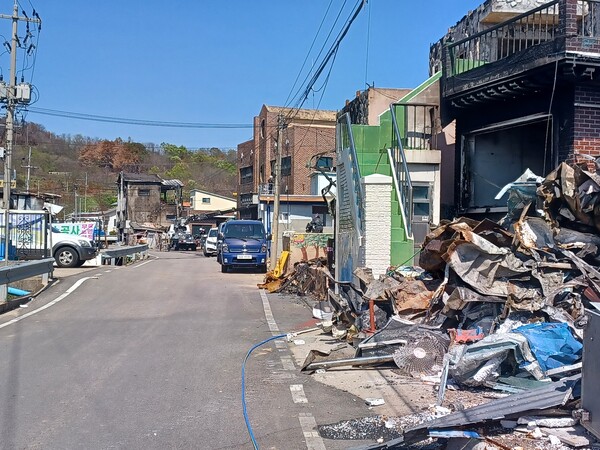 영덕군 화재 현장 중 피해가 가장 컸던 노물리에서는 피해 주택 철거가 한창이었다. 김태현 기자