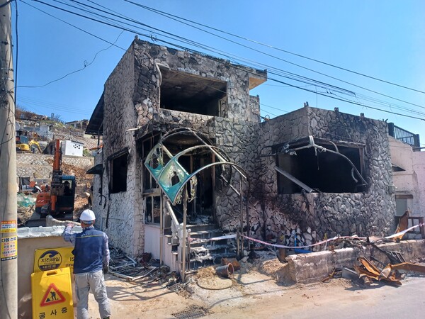 영덕군 화재 현장 중 피해가 가장 컸던 노물리에서는 피해 주택 철거가 한창이었다. 김태현 기자
