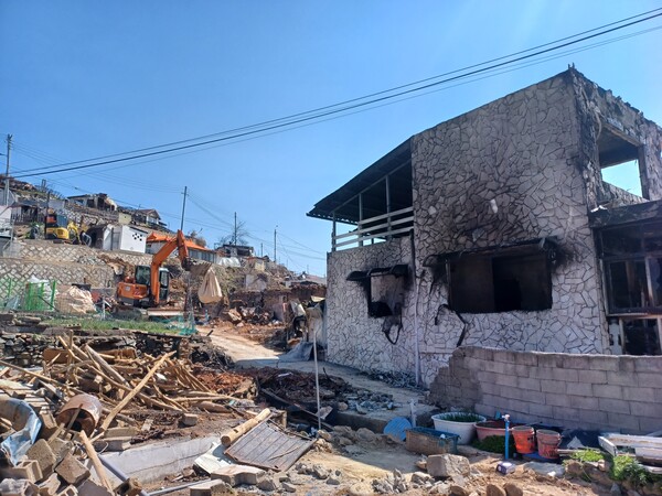 영덕군 화재 현장 중 피해가 가장 컸던 노물리에서는 피해 주택 철거가 한창이었다. 김태현 기자