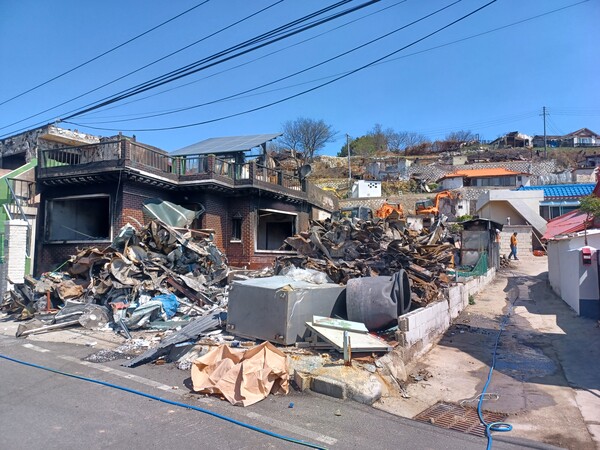 영덕군 화재 현장 중 피해가 가장 컸던 노물리에서는 피해 주택 철거가 한창이었다. 김태현 기자