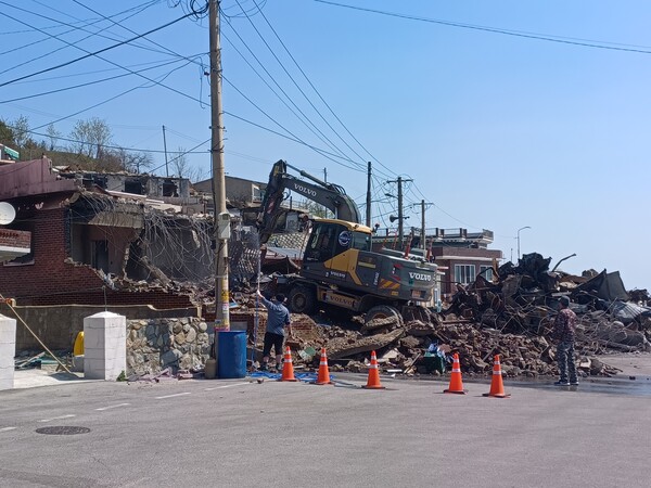 학업을 일단 중단하고 내려와 피해복구를 돕는 한 대학생의 집이 철거되고 있다. 김태현 기자 