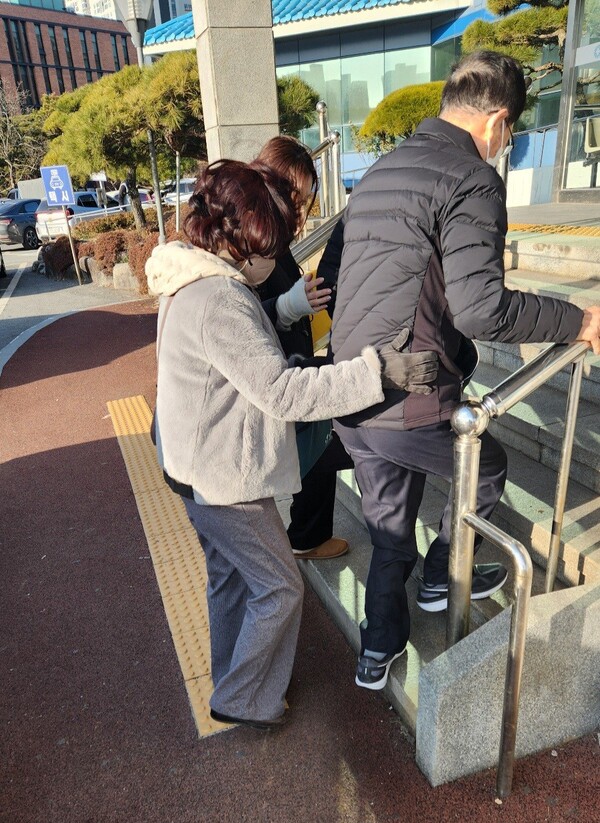 영광군이 고향사랑기금을 활용해 '거동불편 어르신 병원동행 서비스 지원사업'을 실시하고 있다. (사진=영광군)