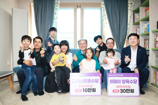 지난달 16일 오태완 의령군수(가운데)가 대의면에 전입한 8인 가구를 방문해 다자녀 가정에 대한 감사 인사를 전하고 기념촬영을 하고 있다. 의령군 제공