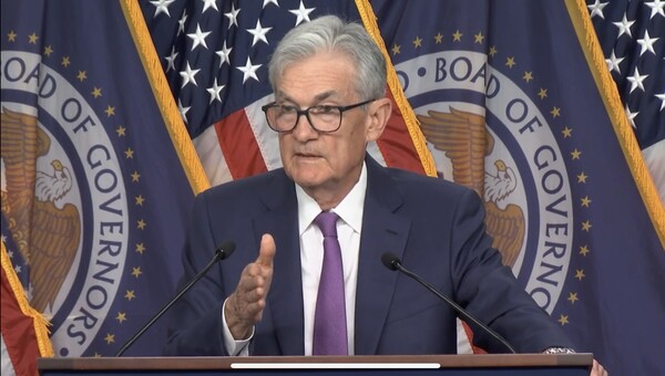 FOMC 기준금리 동결 근거를 설명중인 파월 미 연준 의장. 미 연준 홈페이지 기자회견 동영상 캡처.