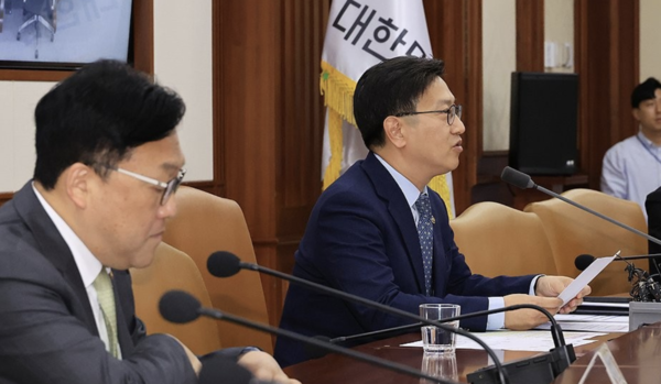 8일 경제관계장관회의 주재한 김범석 장관 직무대행(왼쪽에서 두번째). 연합뉴스 제공.