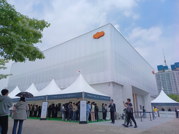 DL이앤씨 컨소시엄이 경기도 부천시 오정구 부천대장 택지개발사업지구 내 A5블록(오정동 42-3)과 A6블록(오정동 44-1)에 공공분양으로 공급하는 신혼희망타운 ‘e편한세상 대장 퍼스티움’의 견본주택. 입장하려는 신혼부부들의 대기줄이 길게 이어져 있다. 김태현 기자