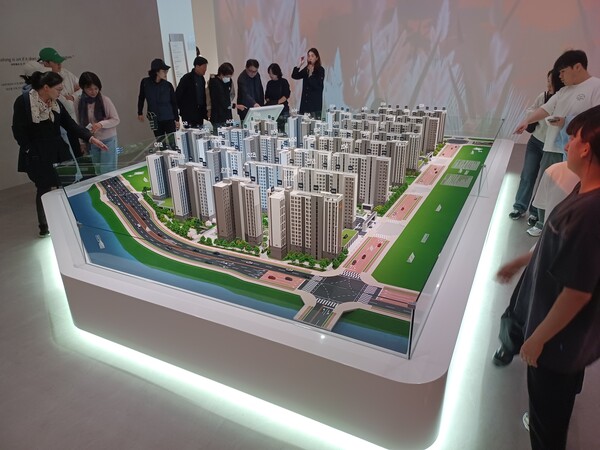 DL이앤씨 컨소시엄이 경기도 부천시 오정구 부천대장 택지개발사업지구 내 A5블록(오정동 42-3)과 A6블록(오정동 44-1)에 공공분양으로 공급하는 신혼희망타운 ‘e편한세상 대장 퍼스티움’의 단지모형. 신혼부부들과 일부 중장년 부모들의 발길이 이어지고 있다. 김태현 기자