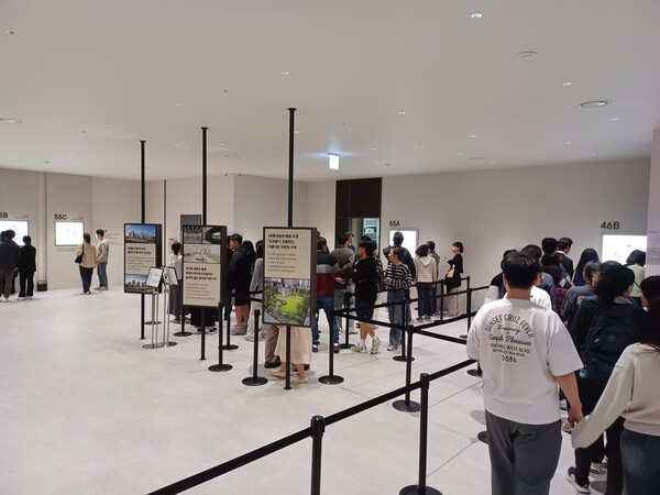 DL이앤씨 컨소시엄이 경기도 부천시 오정구 부천대장 택지개발사업지구 내 A5블록(오정동 42-3)과 A6블록(오정동 44-1)에 공공분양으로 공급하는 신혼희망타운 ‘e편한세상 대장 퍼스티움’의 유닛 입구. 신혼부부들이 입장을 기다리고 있다. 김태현 기자