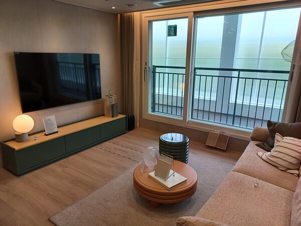 ‘e편한세상 대장 퍼스티움’ 55㎡A형의 거실. 김태현 기자